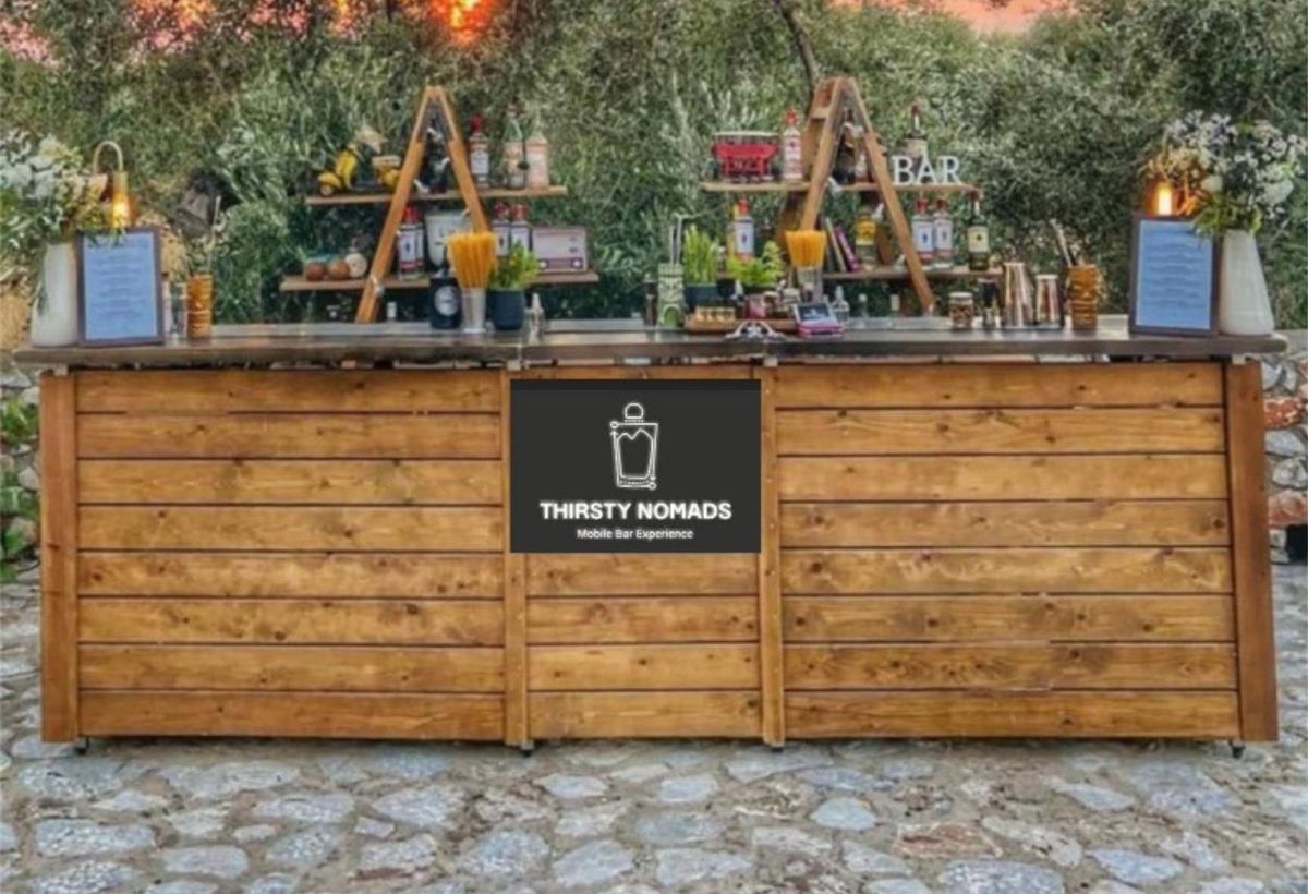 Το mobile bar των Thirsty Nomads στο ηλιοβασίλεμα